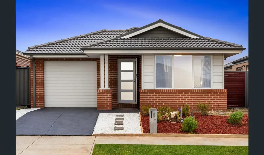 3 Bedroom Family Home in the Heart of Manor Lakes!!!