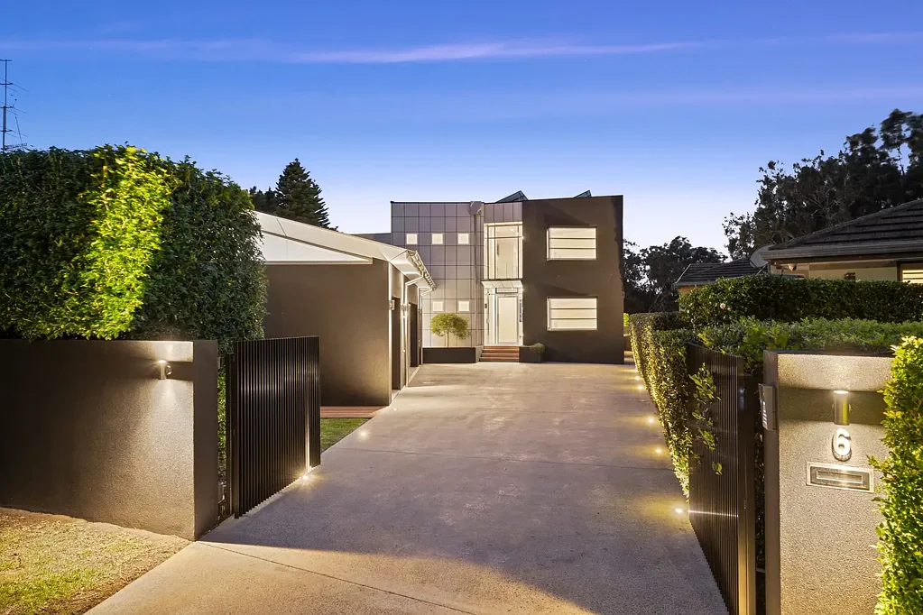 Budgewoi 4房  Architectural entertainer in prime waterfront position