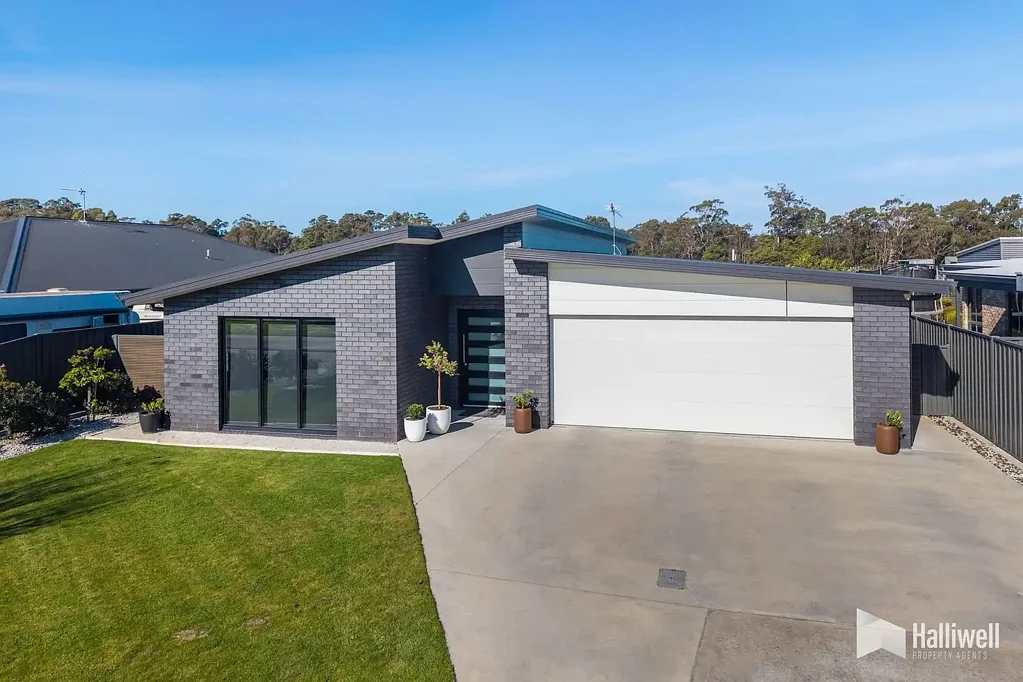 Spreyton 3ਬੈੱਡਰੂਮ Immaculate Hamptons-Inspired Living