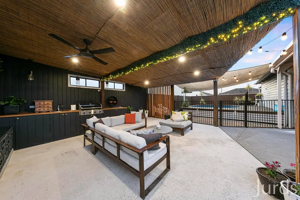 Cessnock 5房  Luxurious Family Home with Pool, Garage & Dual Master Suites!