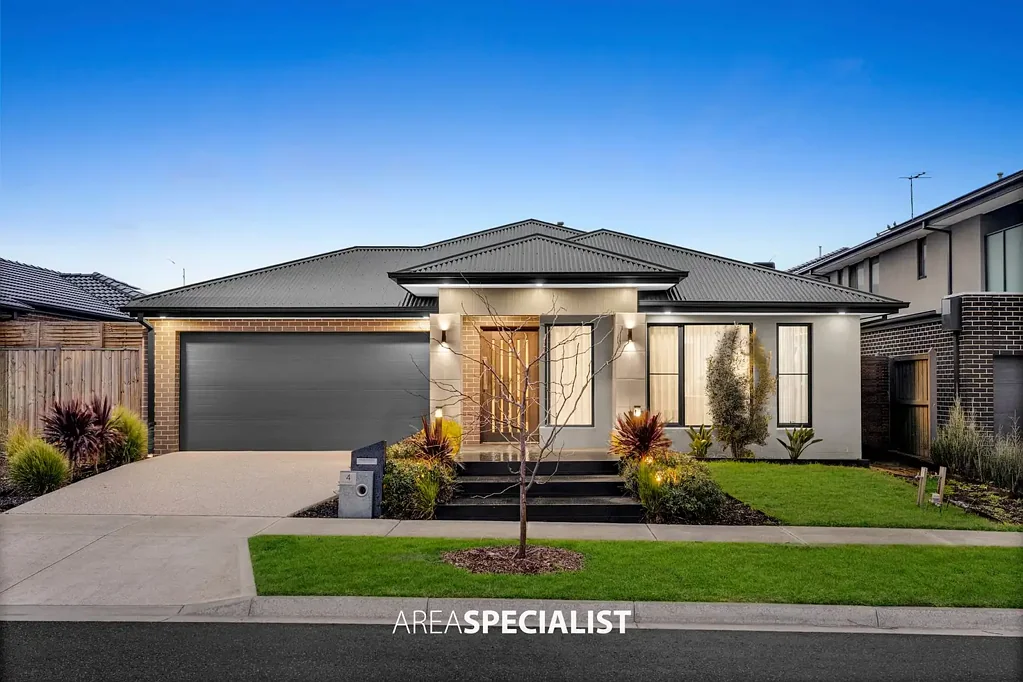 Clyde North 4房  Spacious Family Living with Multiple Living Zones in a Prime Clyde North Location
