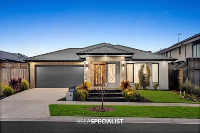 Clyde North 4房  Spacious Family Living with Multiple Living Zones in a Prime Clyde North Location