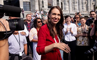 权力交接：Chris Hipkins宣誓就职，Jacinda Ardern递交辞呈