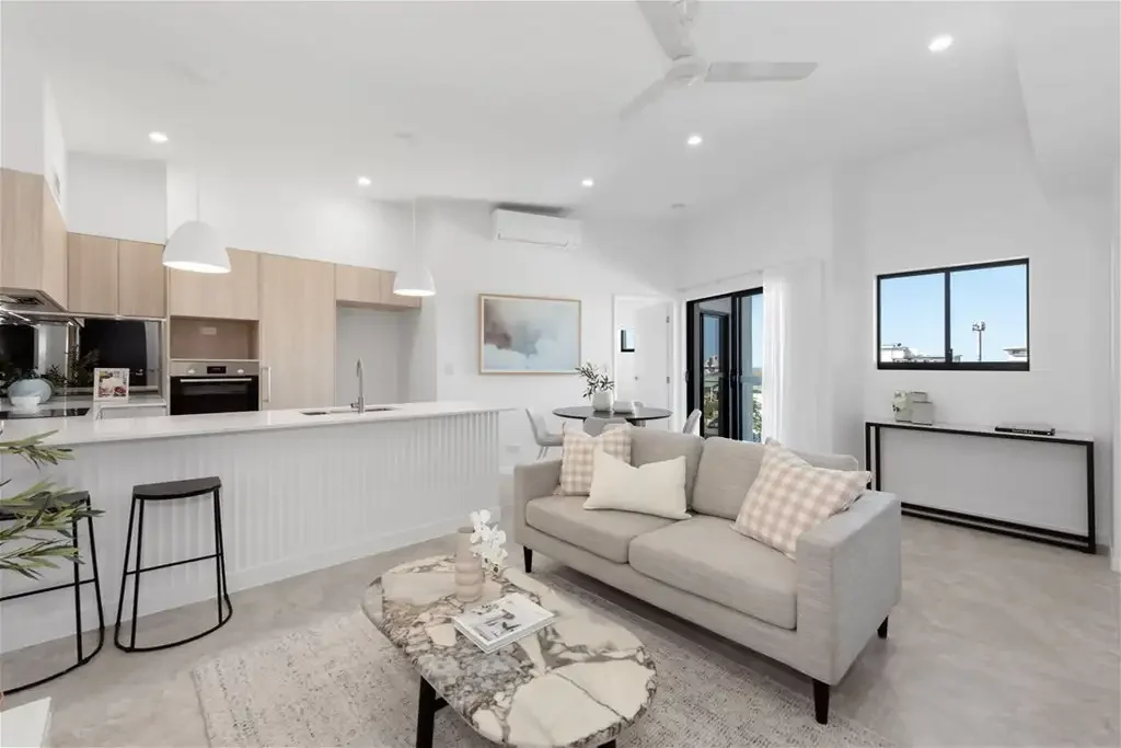 Wynnum 2房 Bayside奢居 遮蔽阳台 开放式布局 侧卧隐私 露台全景 中心地段 步行生活 Stunning 2-Bedroom Apartment with Study Nook & Rooftop Views