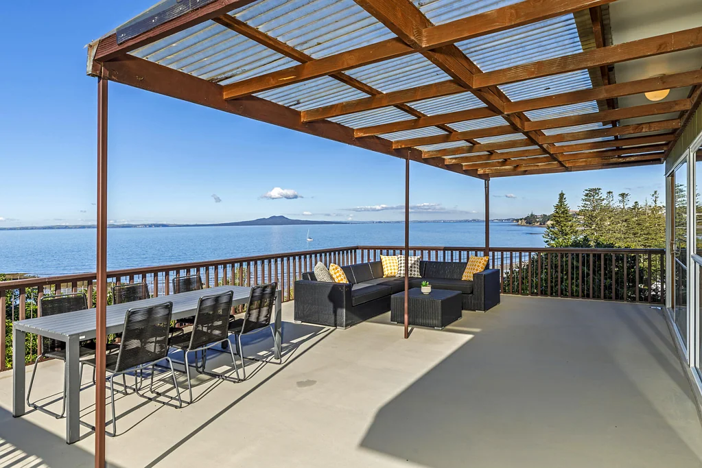 Browns Bay 4ห้องนอน Walk to the Beach, Wake to the View