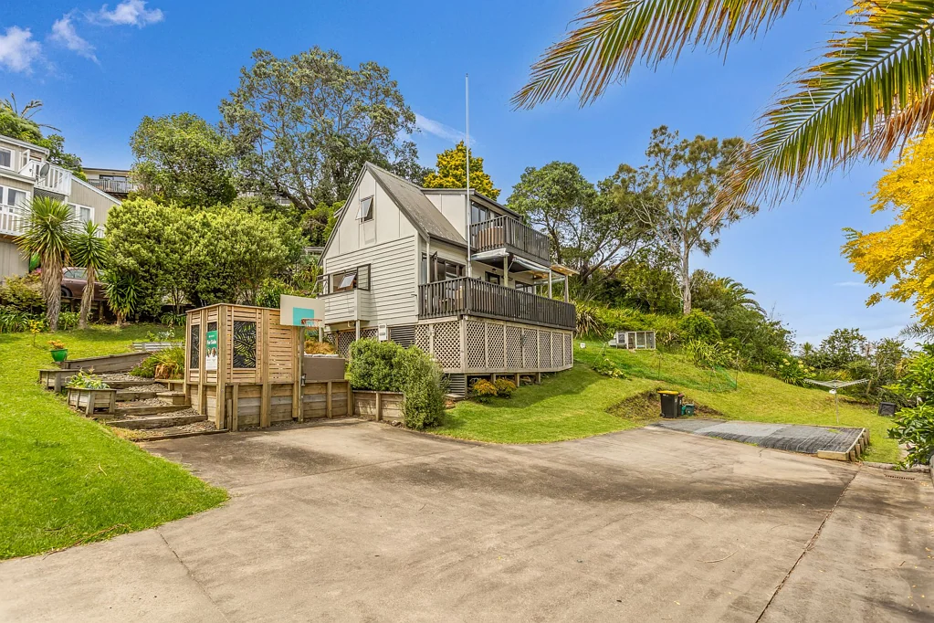 Whitianga 3 Slaapkamer VENDOR SAYS SELL. RENOVATED HOME WITH SEA VIEWS.