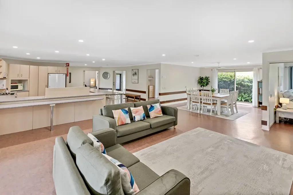 Currimundi 4ਬੈੱਡਰੂਮ A Coastal Canvas for Family Living