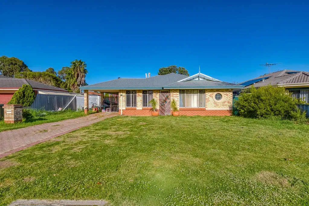 Greenfields 3房  Comfortable Family Living with Space and Potential!
