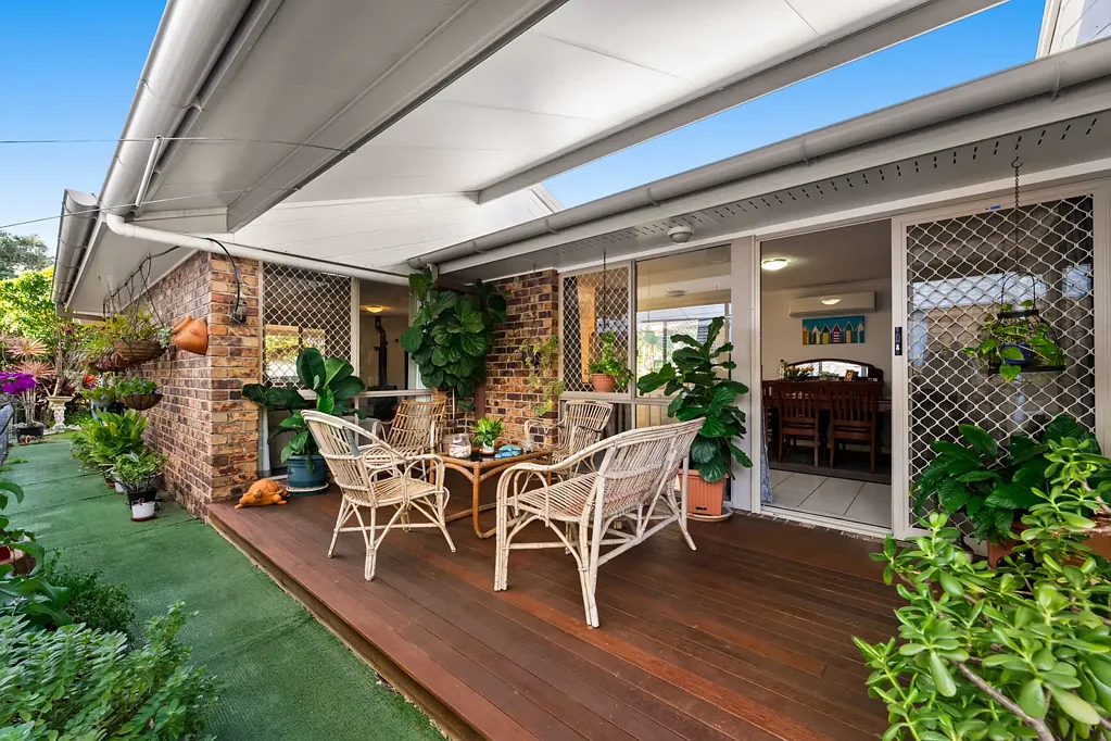 Nudgee Beach 3房 海岸社区住宅 三卧室家庭屋 多功能空间 双车库入口 前侧露台 紧邻Nudgee Beach 步行道与自行车道 优质学校环绕 实用生活空间 Low-set with Dual Street Access