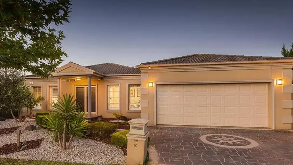 Spacious Entertainer Positioned for Lifestyle!!