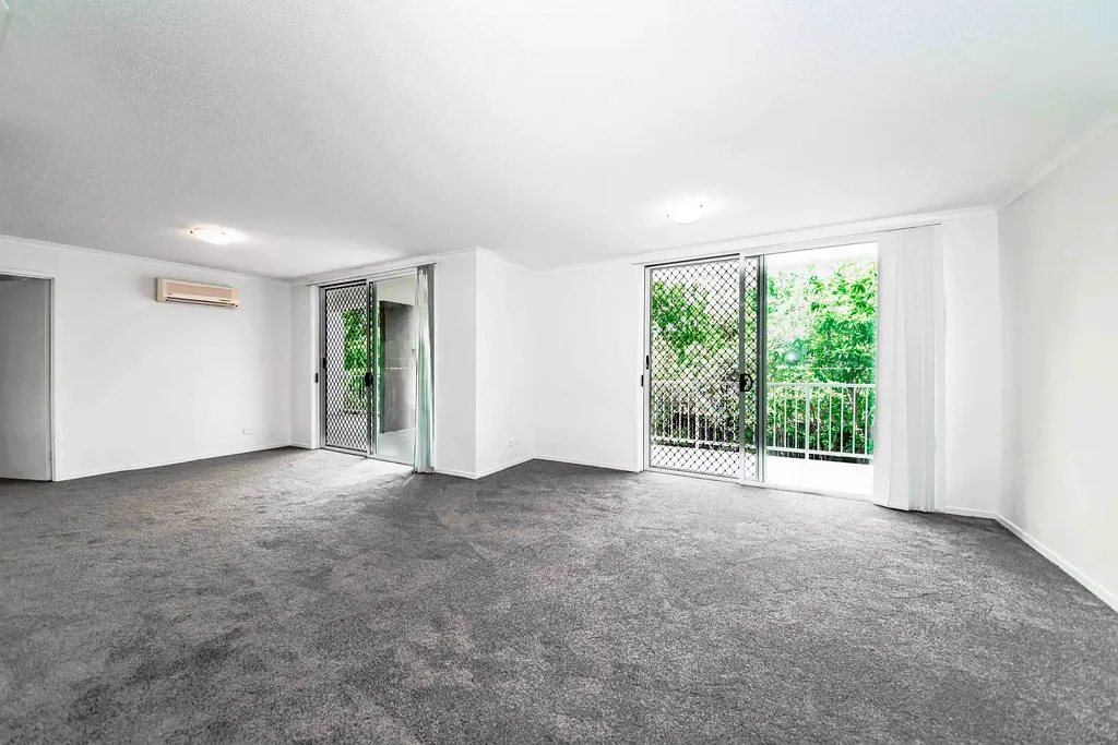 PERFECT LOW MAINTENANCE 3BEDS APARTMENT WITH LARGE COURTYARD + SEPARATE LARGE BALCONY