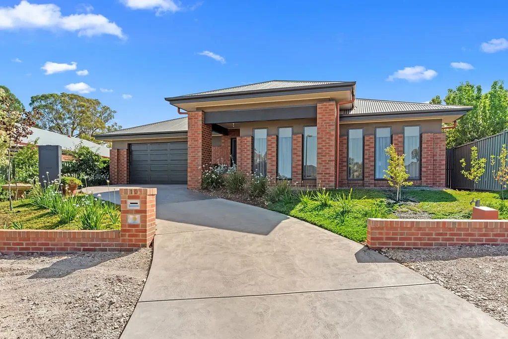 Strathfieldsaye 4Habitaciones ONE TITLE -TWO DWELLINGS – DIVERSE OPPORTUNITY