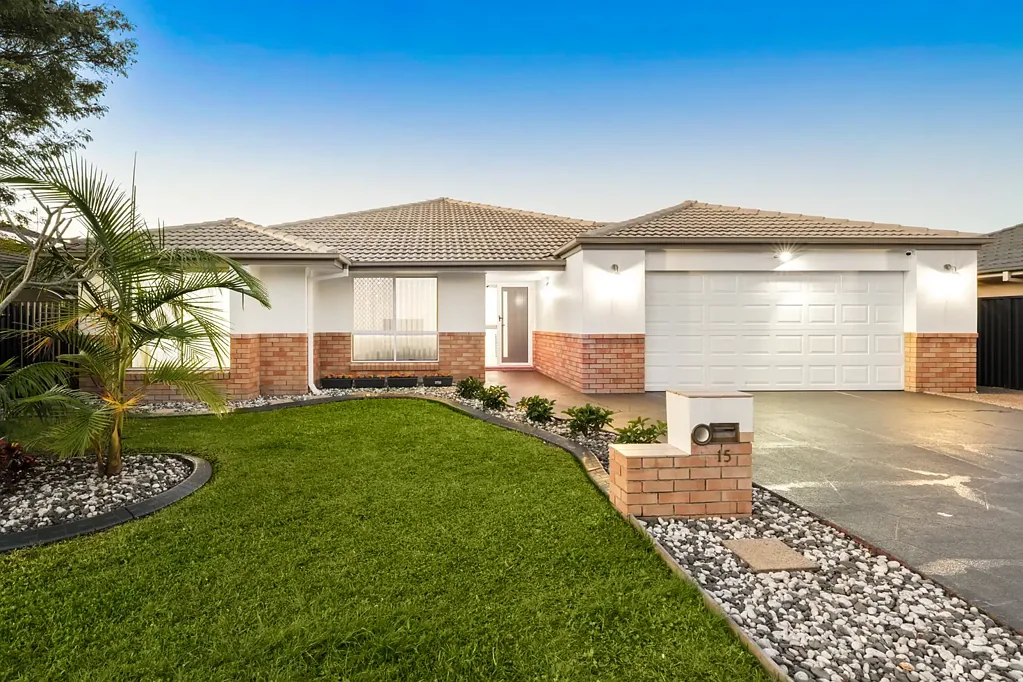 Oxenford 4 Bedroom Stunning fully updated Regatta Waters home!