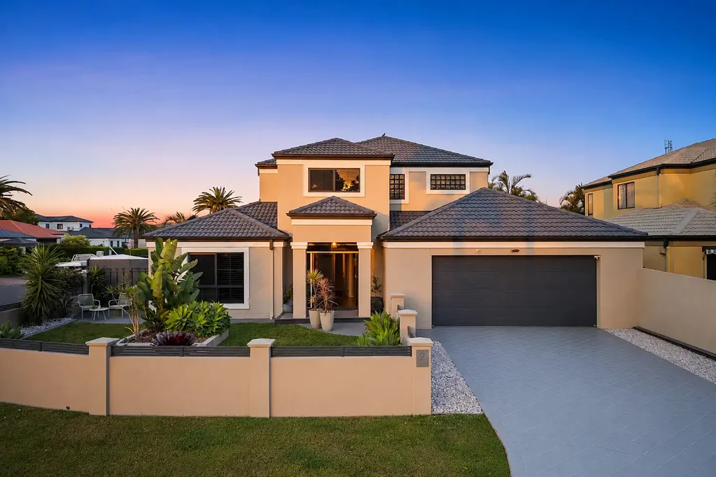 Helensvale 5침실 Immaculate family living