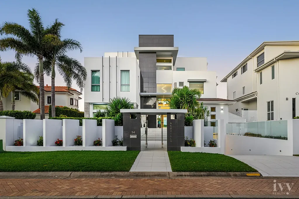 Paradise Point 5 Bedroom "Anguilla" A Grand-Scale, Landmark Broadwater Estate