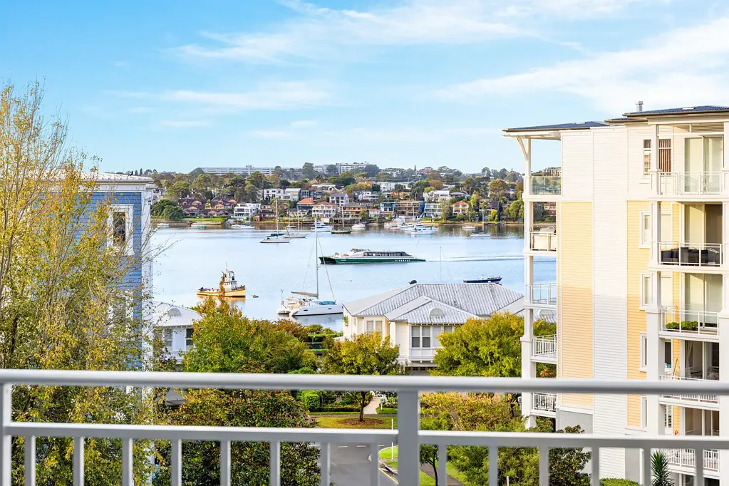Breakfast Point 3Kwarto North-East Sunlit Apartment with Waterviews & Style