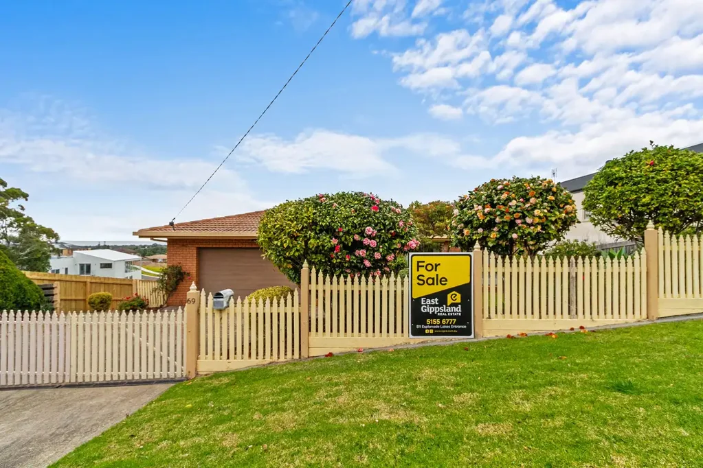 Lakes Entrance 3 Bedroom Embrace Coastal Living with Stunning Water Views