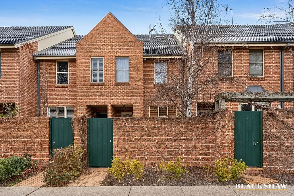 Griffith 2房  Positioned within the exclusive "Georgetown" complex, a beautifully appointed three-bedroom townhouse offering conveniece, style and space.