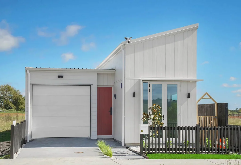 Karaka 3房  STANDALONE 3 BEDROOM WITH STUDY & GARAGE!