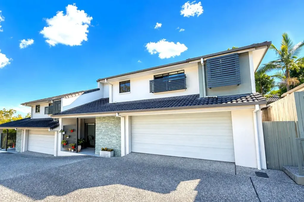 Ashmore 3 Bedroom SNOOZE & LOSE!!! INCREDIBLE VALUE CENTRAL & CONVENIENT LARGE FAMILY HOME IN PRIV