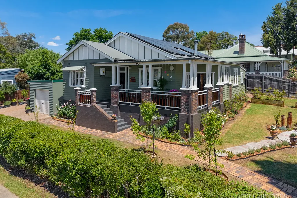 Armidale 3房  Elegant Period Home Near CBD with Verandah Views and Established Garden Setting