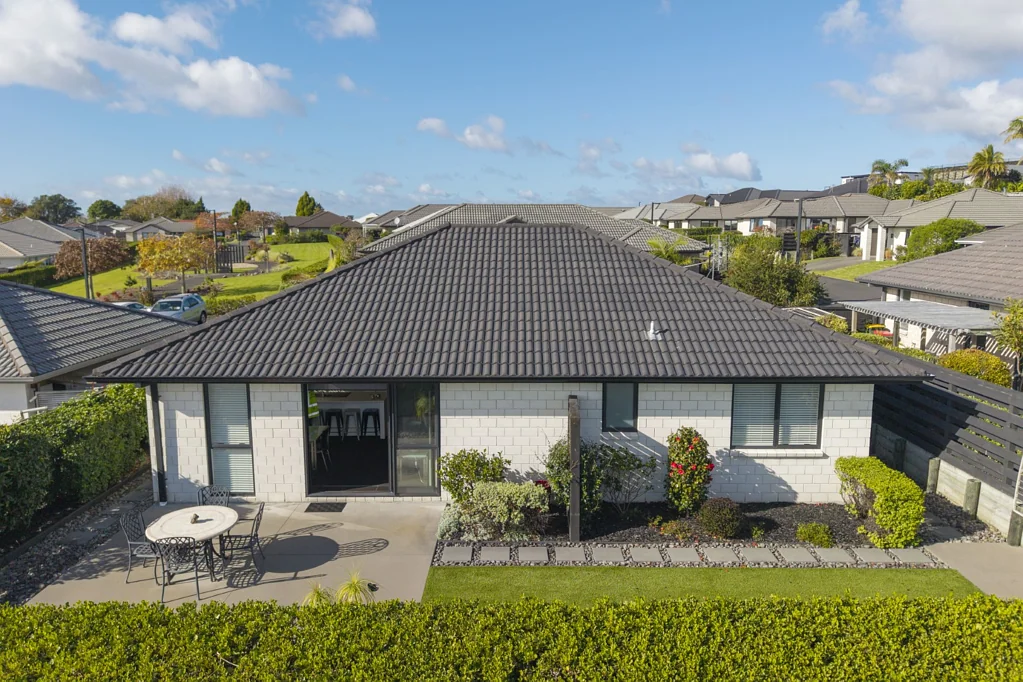 Omokoroa 2部屋 Easy-Care Living with Views and Community Charm