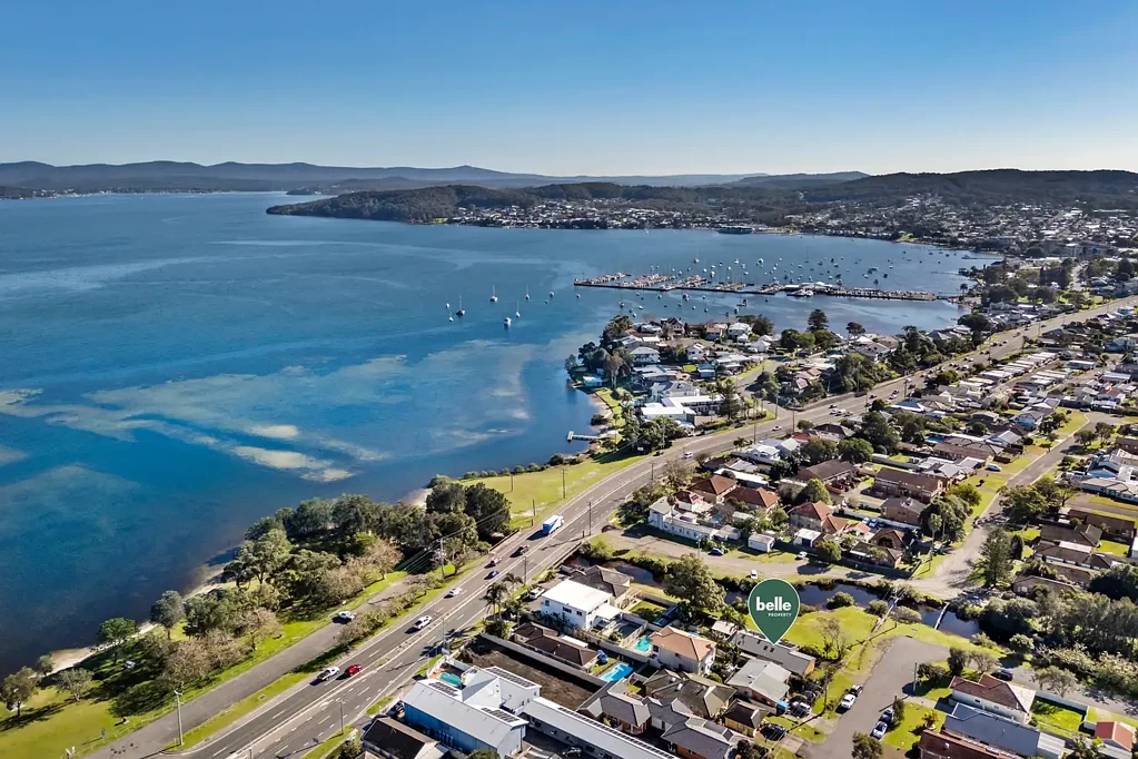 Belmont South 3Habitaciones Just 150m from Belmont Bay PLUS Pool!  Fabulous Lakeside Lifestyle Package