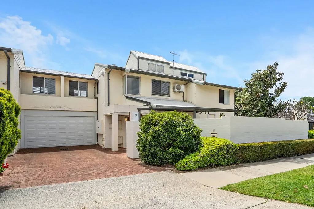 South Perth 3房  MODERN CONVIENCE- STREET FRONT TOWNHOUSE WITH A SECURE SIDE BY SIDE DOUBLE CARPORT