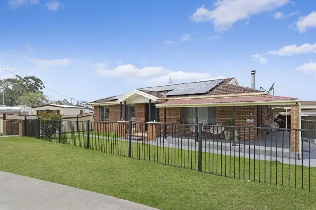 Gwandalan 3房  ROOM FOR ALL THE TOYS! VEHICLE SPACE GALORE + TIDY SINGLE LEVEL HOME.