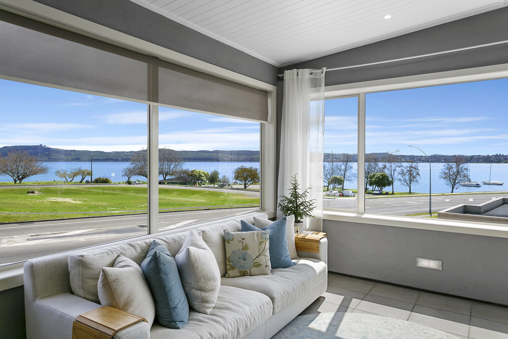 Taupo 4房  Front row to the lake