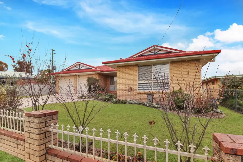 Stanthorpe 4Kwarto Quality Lowset Brick Home in a Convenient Location