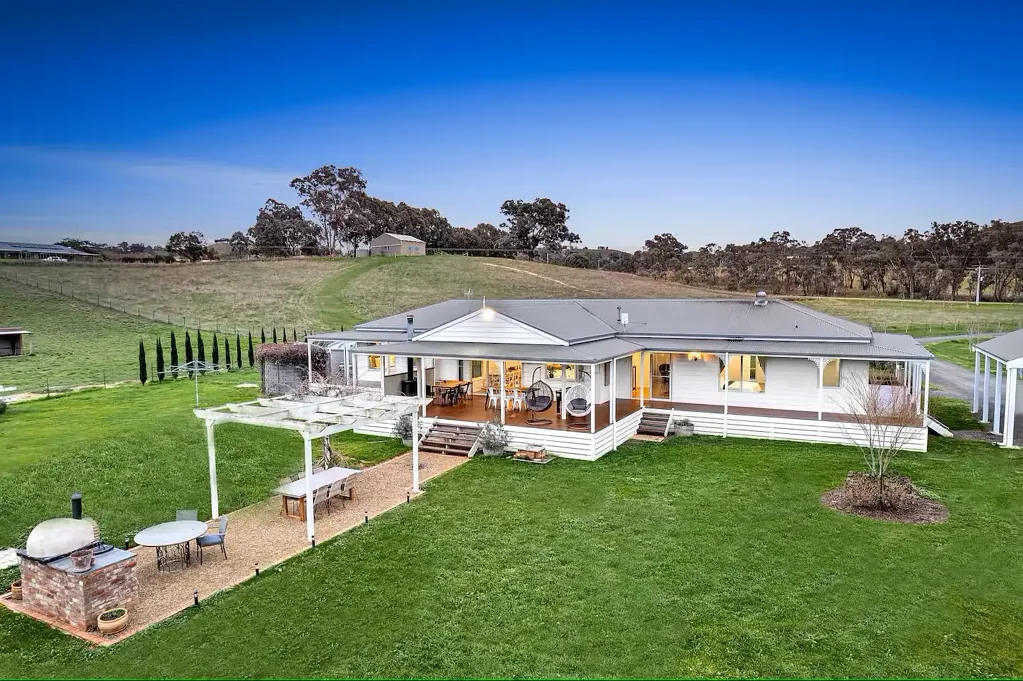 Alexandra Stylish Country Living with Stunning Views on 25 Acres (approx.)