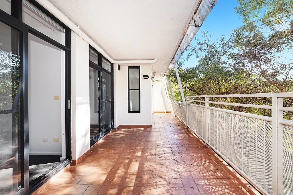 Spacious Apartment with Expansive Sunny Balcony