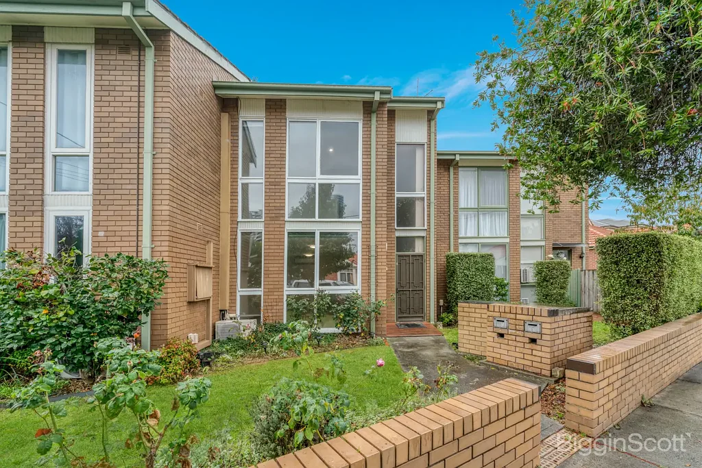 PERFECT LOCATION IN THE HEART OF MOONEE PONDS..