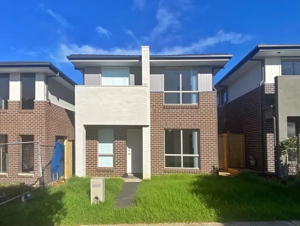 Spacious 5 Bed 3 Bath 2 Carpark House for rent in Oran Park!