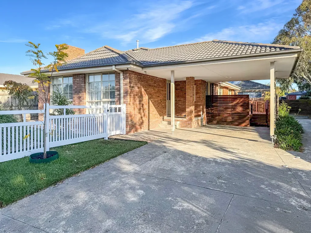 Updated Home in Kambrya & Brentwood Park School Zone Location