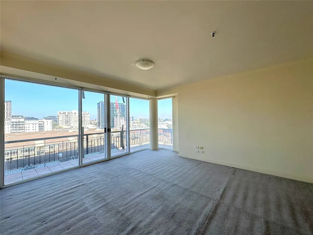 Light filled & spacious 2 bedroom apartment!