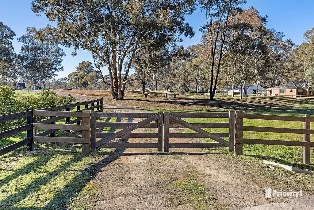 Ascot DREAM BIG WITH 3 ACRES OF PERFECTION IN ASCOT