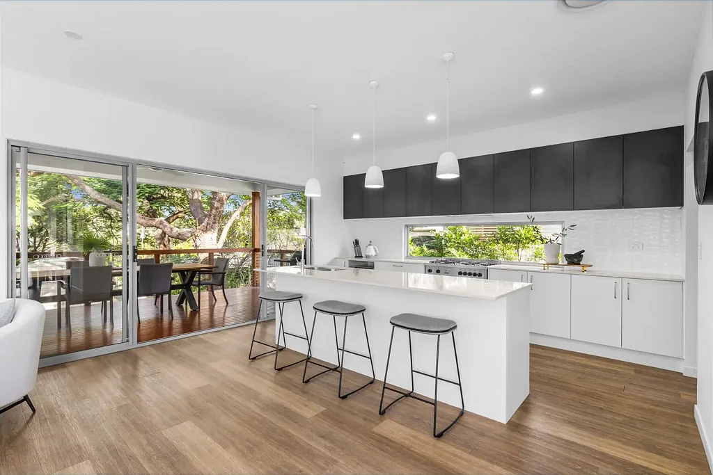 Tarragindi 4બેડરૂમ ENTERTAIN IN THE TREETOPS - AS-NEW EXECUTIVE RESIDENCE