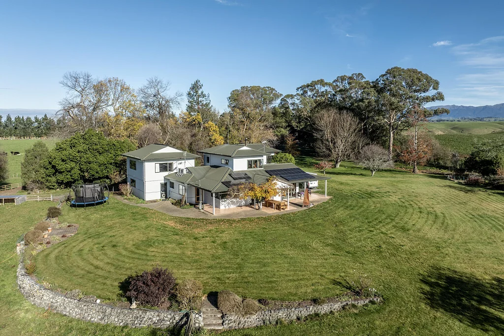 Ongaonga  Rural Retreat with Airstrip, Hangar and Workshop