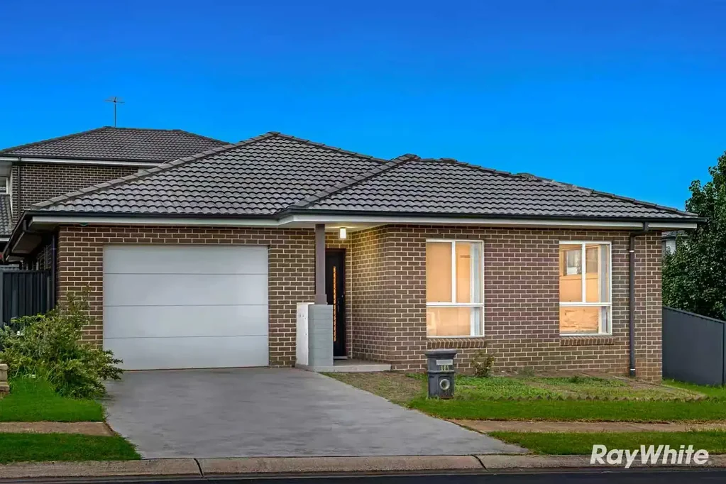 Schofields 4房 Schofields宁静街道 400sqm地块 西北朝向采光足 开放式生活区 低维护庭院 安全双车库 太阳能面板 North West Facing, Sundrenched Family Home on 400 sqm land size, Within 15 Minute Walking Distance to Schofields Train Station and Village!