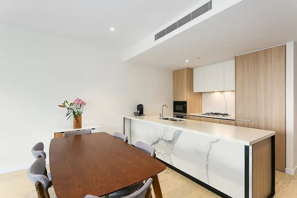 Macquarie Park 2房 悉尼地铁17分钟达CBD 北向宽敞两房 充足自然光 Miele电器 SMEG厨房 公园景观 豪华装修 Coles近便 游泳池烧烤区 Superb 2-bedroom apartment with functional layout and Northern outlook
