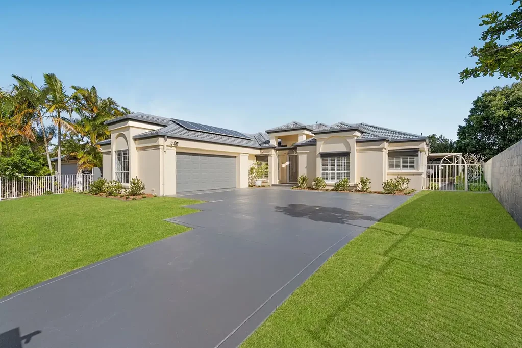 Clear Island Waters 5Habitaciones Show Piece Single Level Home