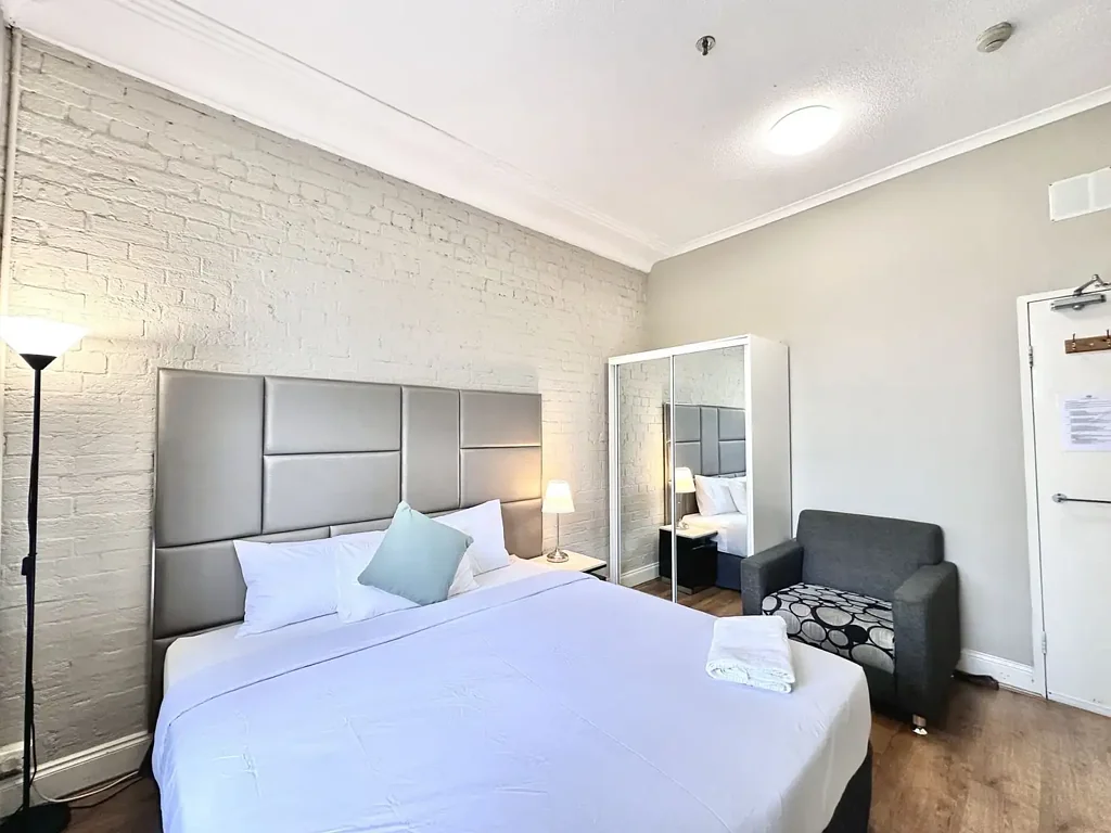 Walk to Sydney University and Broadway Shopping Centre in 6 Minutes