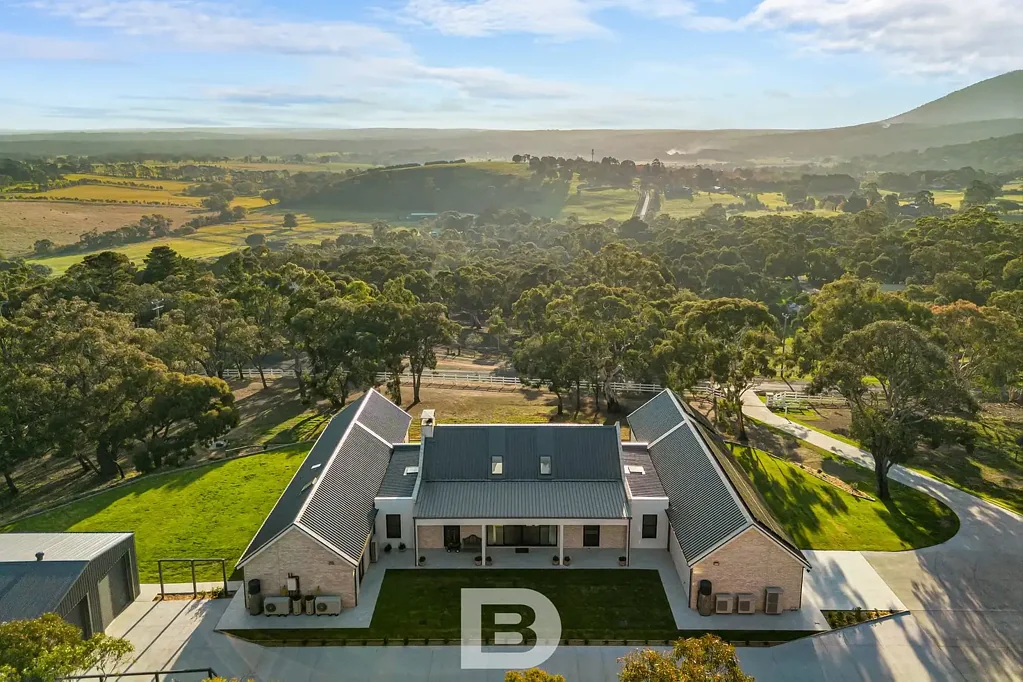 New Gisborne 5房  Modern Country Elegance with Breathtaking Macedon Ranges Views