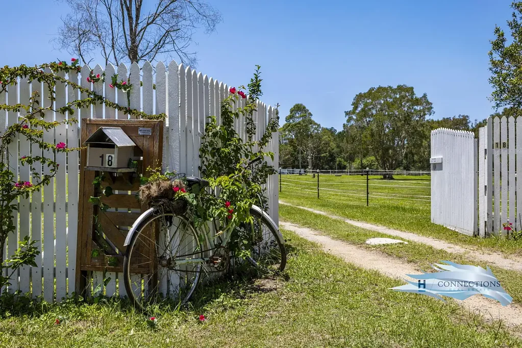 Beachmere 3房  土地面积 • 特色 • 潜力 - 海滨城今日最佳之选  Acreage • Character • Potential - The Best Buy in Beachmere Today