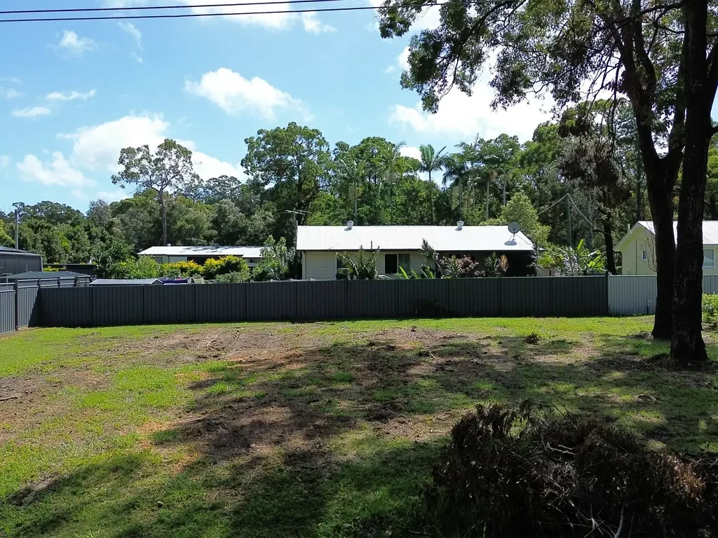 Macleay Island 607平地块 平坦清理 便利通行 水边漫步 步行学区 潜力无限 Flat, Cleared & Ready to Go – Prime Position Near the Water