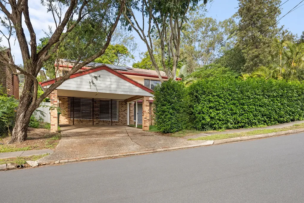 Family Living in the Heart of Kenmore Qld