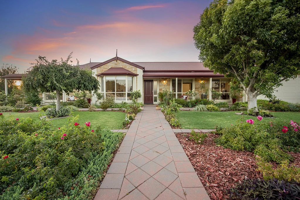 Port Pirie 4Zimmer A MASTERPIECE OF ELEGANCE & LIFESTYLE