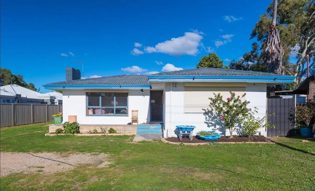 Spacious 3-Bedroom Home in Prime Kelmscott Location!